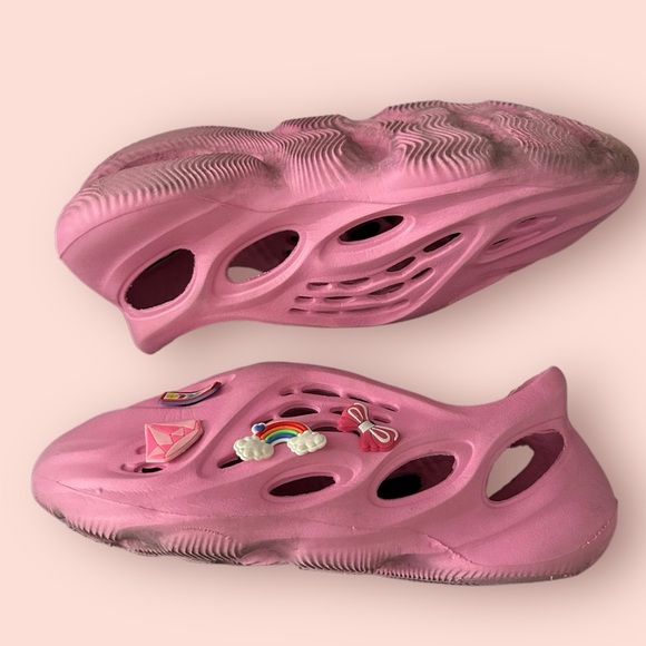PINK KIDS RUNNERS WITH CHARMS SIZE 4 - Picture 7 of 9